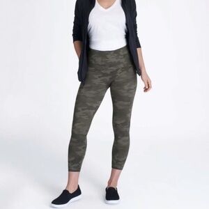 Spanx Look At Me Now Seamless Green Camo‎ Cropped Leggings